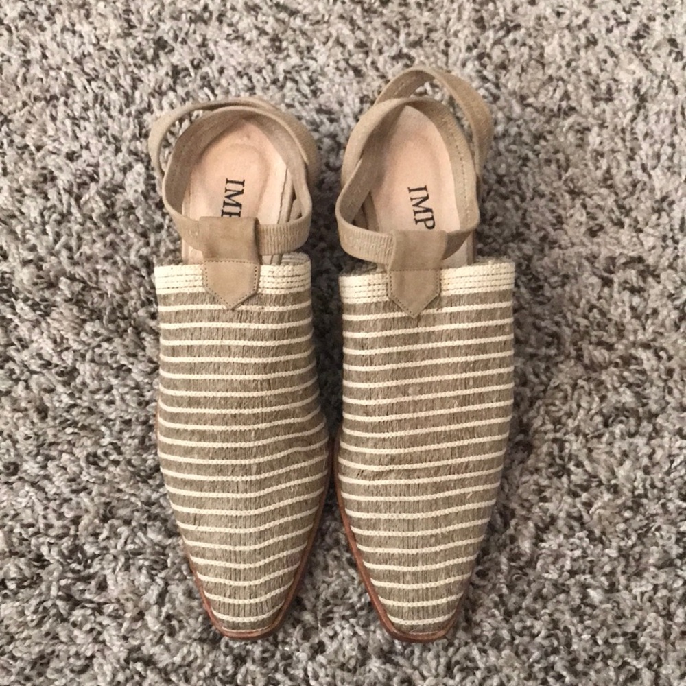 Neutral low heeled sandal